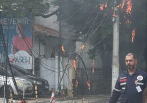 Incêndio em fiação elétrica mobiliza Bombeiros em Campos, próximo a hospital Incêndio em fiação elétrica mobiliza Bombeiros em Campos, próximo a hospital