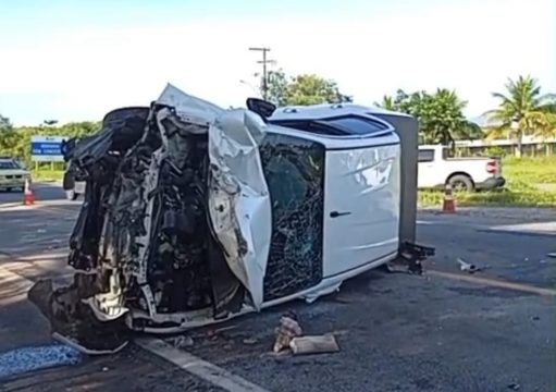 Motorista fica ferido após colisão entre dois carros na BR-101, em Campos Motorista fica ferido após colisão entre dois carros na BR-101, em Campos