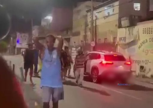 Mulher fica presa embaixo de veículo após acidente em Campos Mulher fica presa embaixo de veículo após acidente em Campos