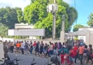 Multidão toma conta de rua no entorno da UFF para atualização do CadÚnico