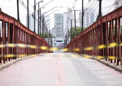 Ponte Barcelos Martins é interditada sob iminente risco de queda Ponte Barcelos Martins é interditada sob iminente risco de queda