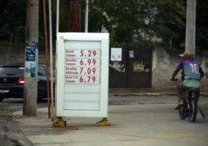 Preço da gasolina dispara em Campos; J3 flagra aumento em vários postos