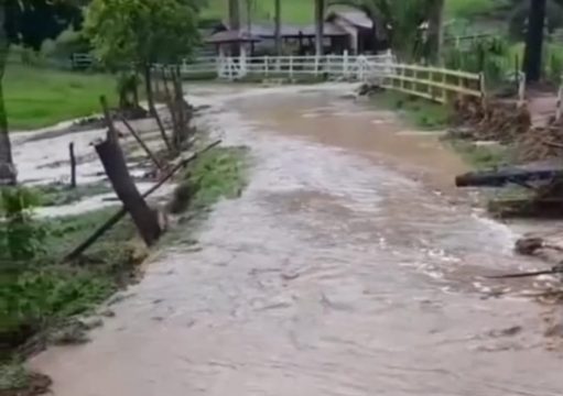 Rio Paraíba atinge nível de alerta em São Fidélis Rio Paraíba atinge nível de alerta em São Fidélis