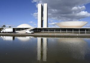 Senado aprova projeto que amplia licença-paternidade para até 20 dias