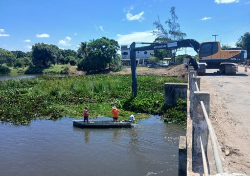 Após alta da Lagoa Feia, pilares da Ponte do Gote são desobstruídos Após alta da Lagoa Feia, pilares da Ponte do Gote são desobstruídos