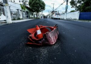 Buracos no asfalto e bueiros rebaixados viram armadilha