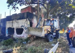 Defesa Civil realiza demolição de prédio que pegou fogo na Tapera