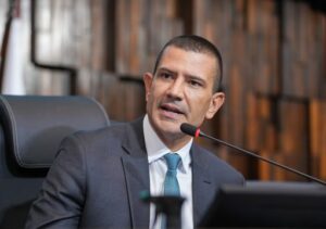 Deputado Douglas Ruas é eleito presidente da Alerj em votação sem concorrentes