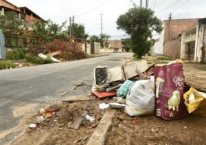 Descarte irregular de entulho ainda é desafio para a limpeza urbana em Campos