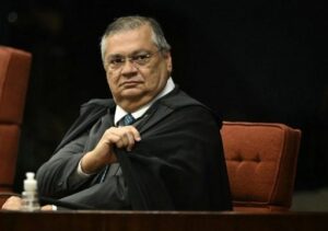 Dino pede vista de julgamento que vai decidir sobre eleição para o governo do Rio Dino pede vista de julgamento que vai decidir sobre eleição para o governo do Rio