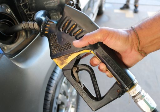 Governo lança pacote para frear alta dos combustíveis com subsídios e punições mais duras Governo lança pacote para frear alta dos combustíveis com subsídios e punições mais duras