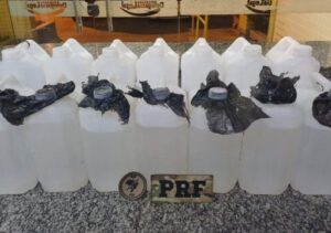 Mulher é detida com 70 litros de lança-perfume dentro de ônibus na BR-101