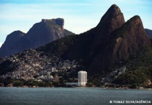 Operação policial deixa visitantes “ilhados” em cartão-postal do Rio