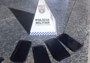 PM recupera celulares roubados no Centro de Campos