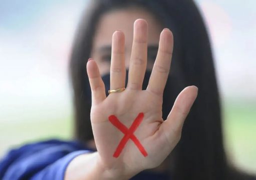 Rio amplia formas de denúncia e adota gesto silencioso contra violência doméstica Rio amplia formas de denúncia e adota gesto silencioso contra violência doméstica