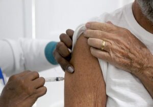 Saúde de Campos amplia público-alvo da vacina contra influenza a partir desta quarta-feira Saúde de Campos amplia público-alvo da vacina contra influenza a partir desta quarta-feira