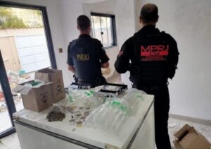 Três PMs são denunciados por desvio de armas, drogas e cargas roubadas no RJ Três PMs são denunciados por desvio de armas, drogas e cargas roubadas no RJ