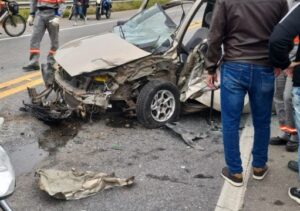 Acidente entre carro e carreta afeta trânsito na BR-101 em Campos