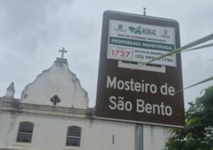 Adesivo da Patrulha Rural em placa do Mosteiro de São Bento gera questionamentos Adesivo da Patrulha Rural em placa do Mosteiro de São Bento gera questionamentos