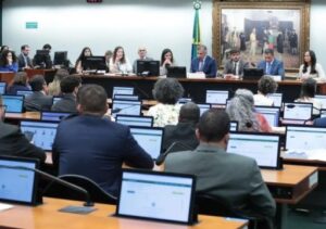 CCJ interrompe votação de PEC que reduz maioridade penal para 16 anos