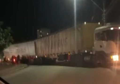 Carreta provoca transtorno no trânsito em cruzamento de Campos Carreta provoca transtorno no trânsito em cruzamento de Campos