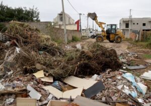 Cerca de 90 toneladas de lixo são recolhidos no primeiro dia de mutirão de limpeza em Campos