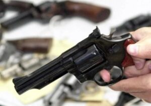 Comissão da Câmara aprova projeto que autoriza uso do FGTS para comprar arma de fogo