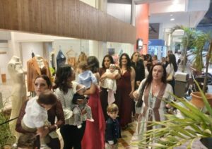 Desfile celebra superação de mães e filhos que passaram pelo Centro Nicola Albano, em Campos