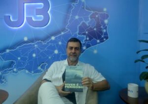 Em passagem por Campos, Marcelo Freixo fala de livro e política no J3News
