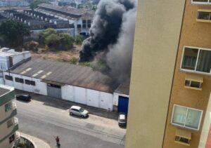 Fumaça preta assusta moradores, no Parque Tamandaré, em Campos