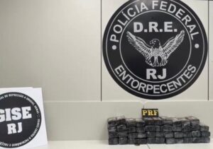 Motorista de Campos é preso com 50kg de cocaína na cabine de caminhão na Via Dutra