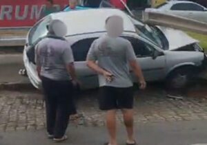Motorista fica ferido após carro colidir contra barreira de proteção na BR-101 Motorista fica ferido após carro colidir contra barreira de proteção na BR-101