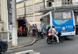 Ônibus e motocicleta se envolvem em acidente no Centro de Campos