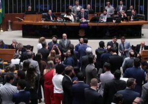 PEC que acaba com escala 6×1 avança ao Senado e deve enfrentar resistências