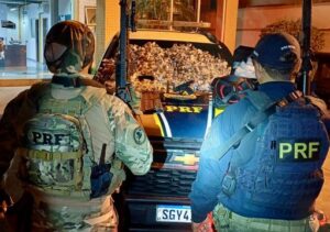 PRF apreende drogas e arma de fogo durante abordagem na BR-101