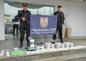 Polícia Militar apreende submetralhadora e drogas em imóvel usado pelo tráfico em Campos