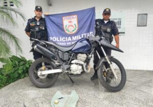 Suspeito de roubar arma de policial abandona moto adulterada e foge da PM em Campos