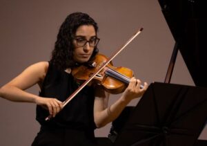 Violinista Isabela Rangel, de Campos, é destaque na Orquestra da Bahia
