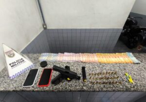 Ação da PM prende três e apreende arma e munições em Guarus
