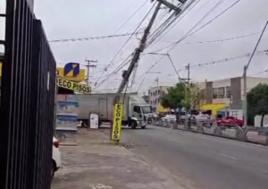 Caminhão arrasta fios, danifica poste e interdita trecho da Avenida 28 de Março, em Campos