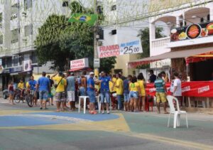 Campos proíbe garrafas de vidro em pontos de concentração para estreia do Brasil na Copa