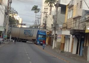 Carreta fica presa em cruzamento e complica trânsito no Centro de Campos Carreta fica presa em cruzamento e complica trânsito no Centro de Campos