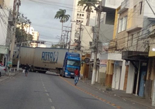 Carreta fica presa em cruzamento e complica trânsito no Centro de Campos Carreta fica presa em cruzamento e complica trânsito no Centro de Campos