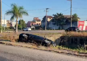 Carro cai no Canal do Saco, em Campos