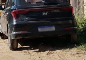 Carro roubado após sequestro relâmpago em shopping é encontrado no bairro do Caju