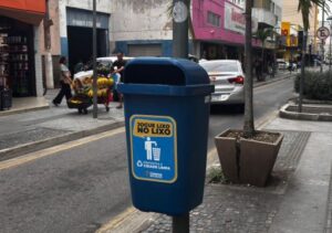 Centro de Campos recebe novas papeleiras; Prefeitura faz alerta a comerciantes
