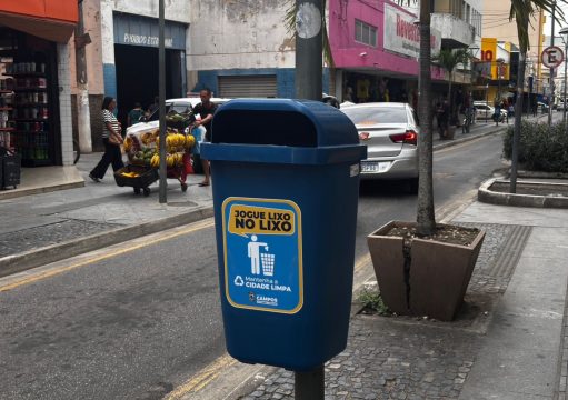 Centro de Campos recebe novas papeleiras; Prefeitura faz alerta a comerciantes Centro de Campos recebe novas papeleiras; Prefeitura faz alerta a comerciantes