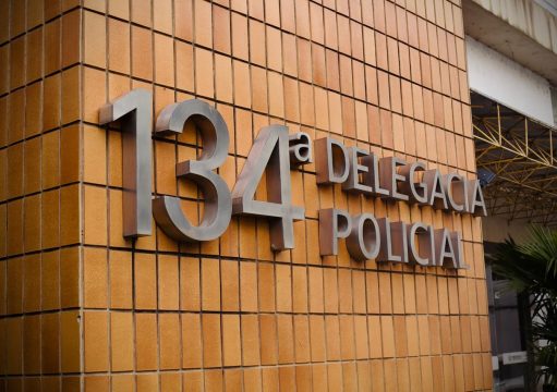 Criminoso sequestra mulher na saída de shopping em Campos e rouba R$ 9 mil Consultor de SP é vítima de sequestro relâmpago em Campos após ser confundido com outra pessoa