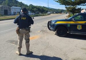 Homem é detido pela PRF por suspeita de monitorar viaturas na BR-101