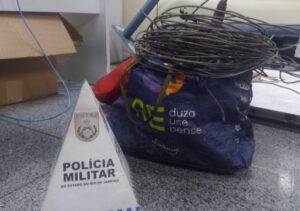 Homem é preso em flagrante, suspeito de furtar cabos elétricos no Pq. Turf Club Homem é preso em flagrante, suspeito de furtar cabos elétricos no Pq. Turf Club